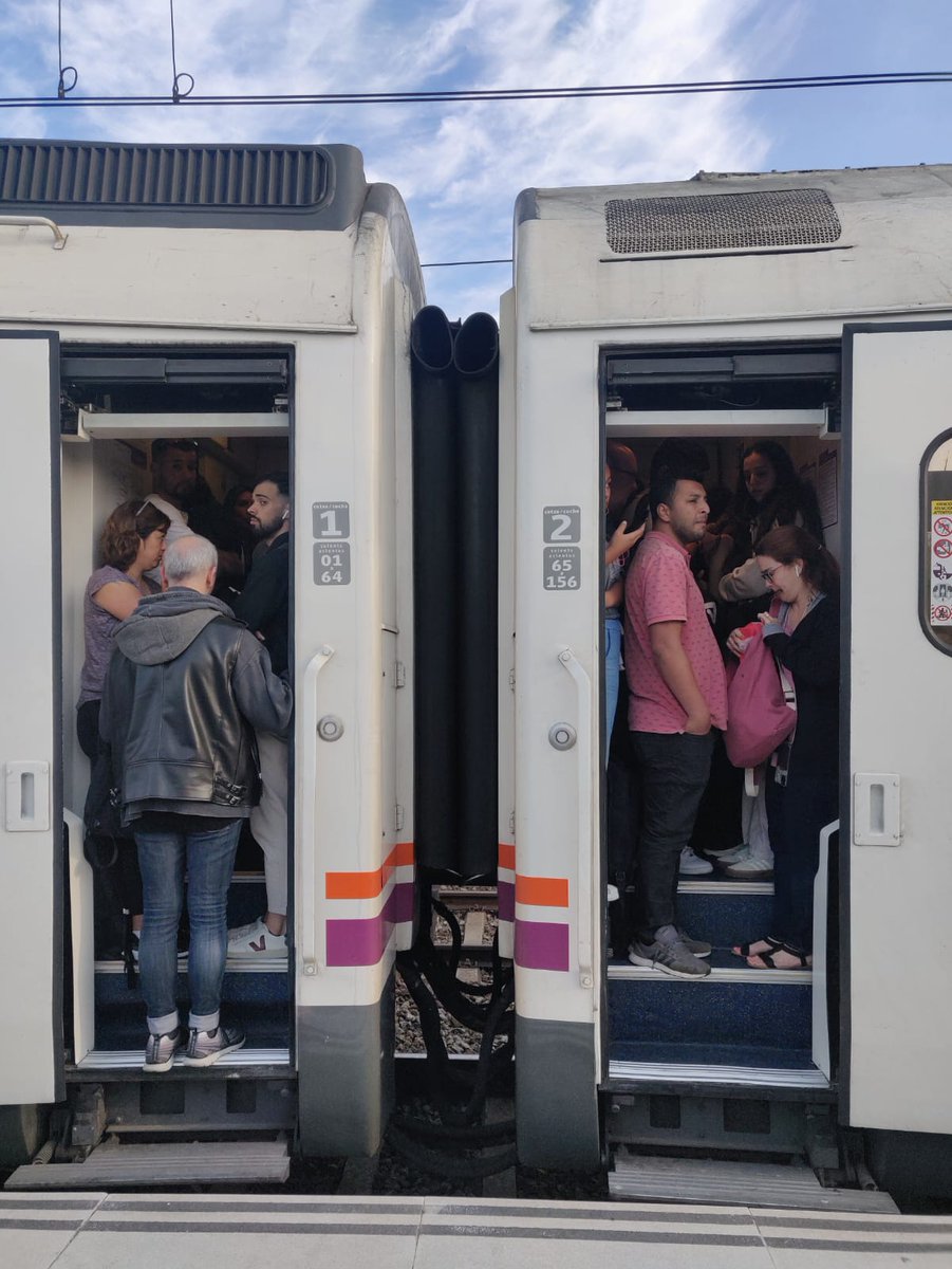 ZeruDavid's tweet photo. @rod2sudcat Los trenes podrían no ser de 1950 o de 4 vagones? Las estaciones se quedan con mucha gente que no puede subir. Inútiles: https://t.co/cKuzR300Gw. @tv3cat @telediario_tve https://t.co/DRkZ3q9gdK
