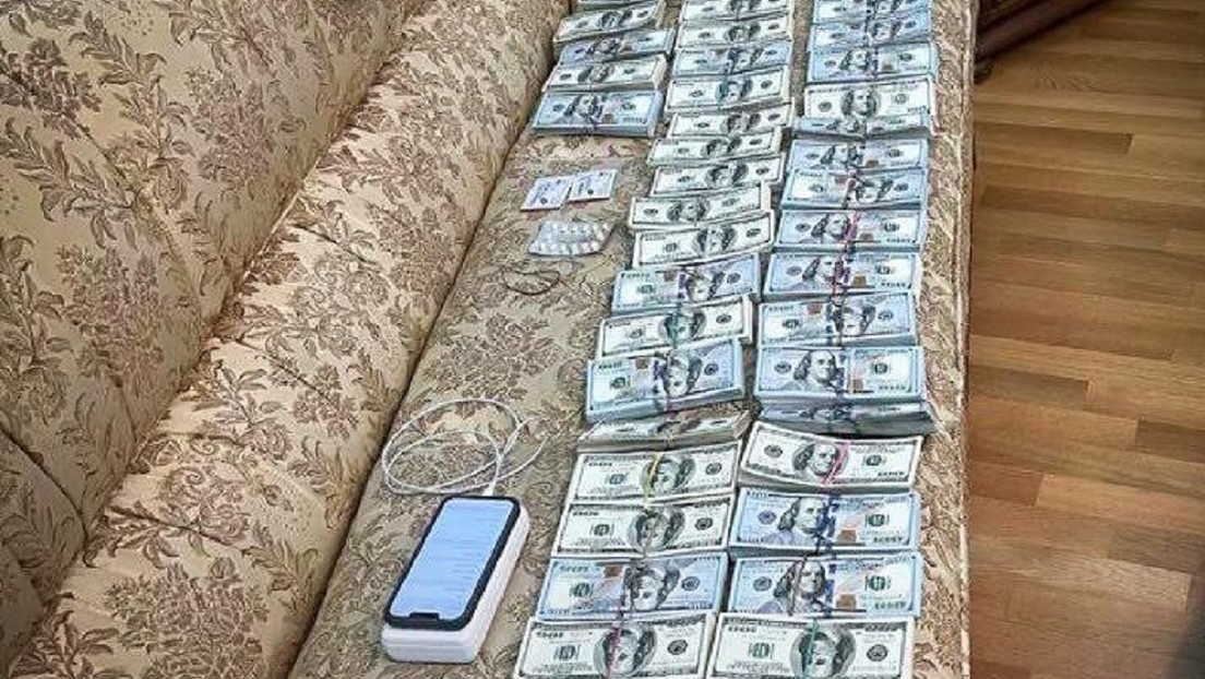 ActualidadRT's tweet photo. Destapan un "caso masivo de corrupción" de millones de dólares en la cúpula de la Corte Suprema de Ucrania

Según un diputado del Parlamento ucraniano, uno de los detenidos es el presidente de la Corte, Vsévolod Kniázev https://t.co/iiG3AtTu25 https://t.co/z4ImtXYGcy