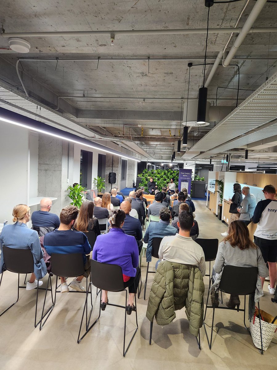 Great discussion on VC and early stage growth companies at <a href="/hnry_aus/">Hnry - Australia</a> office tonight between <a href="/LipmanJustin/">Justin Lipman</a> from <a href="/EVP_VC/">EVP</a> and <a href="/VPujji/">Vinny Pujji</a> from <a href="/leftlanecap/">Left Lane Capital</a>!