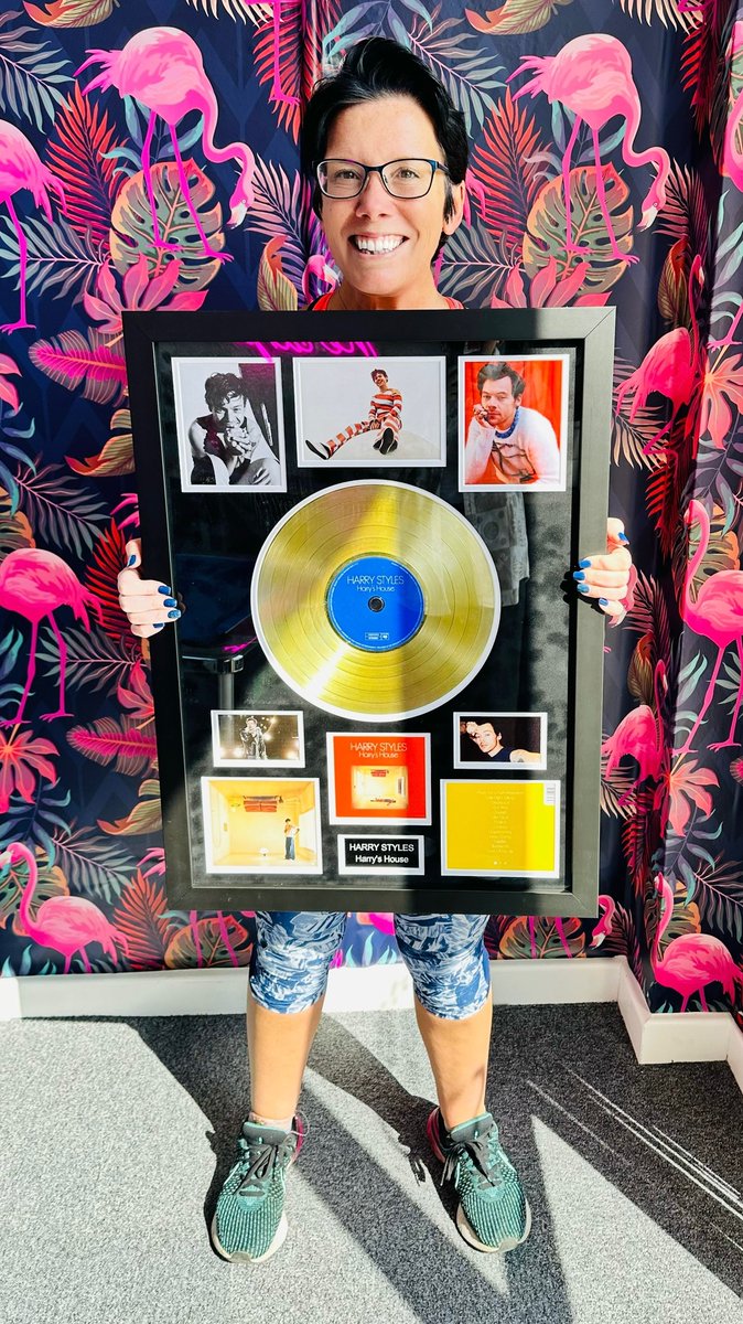 Charlie is particularly thrilled today as her @Harry_Styles framed gold disk display arrived!! 📀

She took a shot at the silent auction at @BCRT's #BoneCancerBall and won! It's fair to say many tables around us heard her screams of delight.