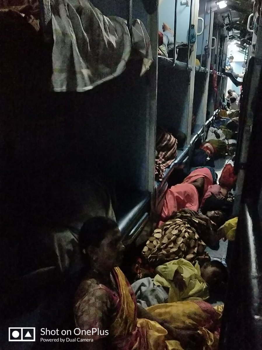 Karanja_Express's tweet photo. Condition Bidar - YPR train yesterday. All general ticket passengers in SL coaches. It has arrived YPR at 10.30 instead of 7.40 AM. Causing 3 hours delay to 1000's of passengers. Day by day, punctuality and these issues are increasing.@RailMinIndia @AshwiniVaishnaw @DrmBengaluru https://t.co/AMd6TIA8eM