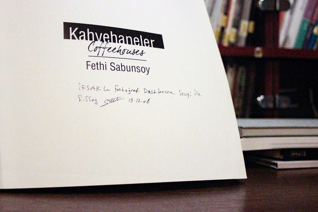 "Meral Güler ""Fethi Sabunsoy- Kahvehaneler"" yazısıyla İFSAK Blog’da. Yazıyı okumak için bit.ly/2X8rR2M 

“Sabunsoy, fotoğraflarında, insana ve kendine ait duyguları ifade eder. Dünyayı rahatsız etmeden, sadelik ve basitlik arayışıyla ürettiği sessiz, sakin, fısıltı t…