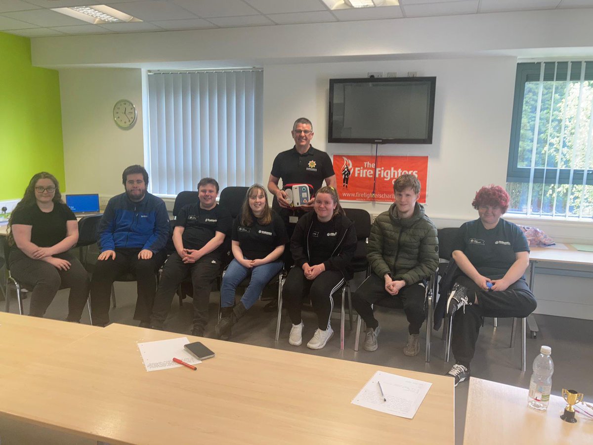 @staffsfire Another great day, delivering CPR and Defibrillator training to our @PrincesTrust team 15  Cannock CFS @Robbiebarb fantastic students, lots of effort and enthusiasm👏 #insafehands #greatresult  @NucoTraining @TheBHF @ResusCouncilUK