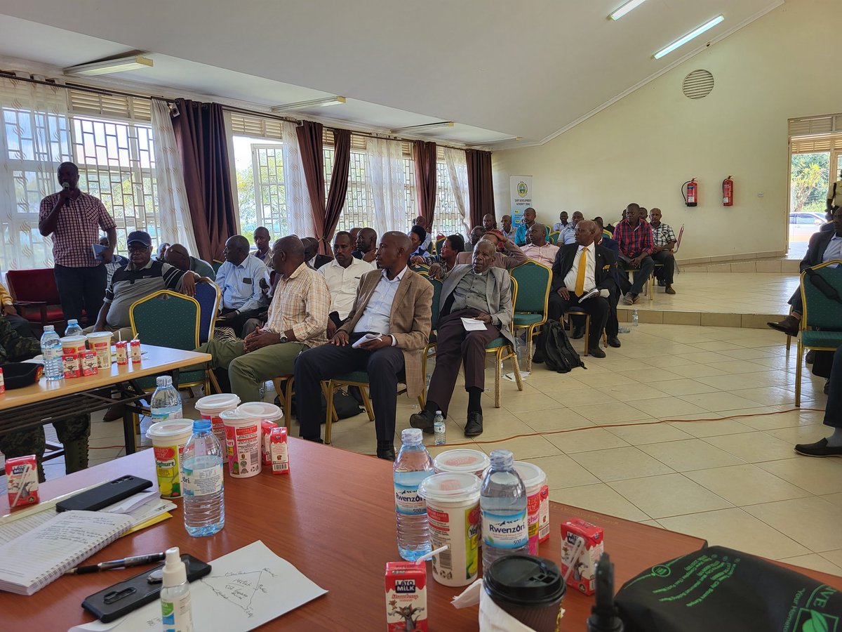 FrankTumwebazek's tweet photo. We are at  mbarara stock farm having a conversation with diary cooperatives, farmers, milk traders & processors. We are discussing how the various actors in the value chain can work together in a mutually rewarding relationship. Quality issues, farm gate prices & other related supply chain challenges are being discussed. Very productive engagement .

@DDAUganda @_unffe