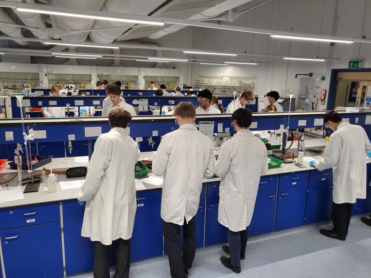 KESBathChem's tweet photo. Year 12 Chemists are up at @BathChem doing the @RoySocChem young analysts competition 2023! First 25 minutes have passed and groups are working away at the array of tasks! Thanks for hosting @UniofBath ! #Kesbathscienceweek https://t.co/iTkP4wuLc1
