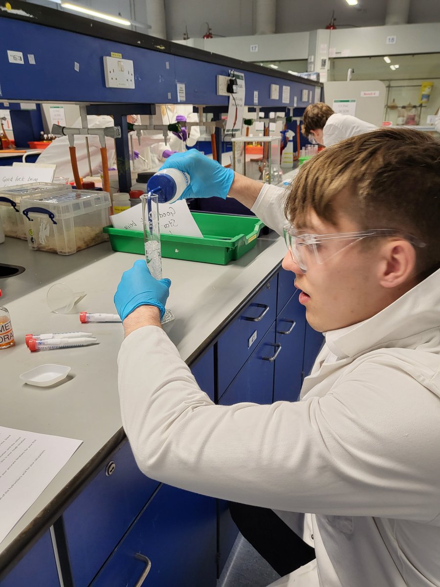 KESBathChem's tweet photo. Year 12 Chemists are up at @BathChem doing the @RoySocChem young analysts competition 2023! First 25 minutes have passed and groups are working away at the array of tasks! Thanks for hosting @UniofBath ! #Kesbathscienceweek https://t.co/iTkP4wuLc1