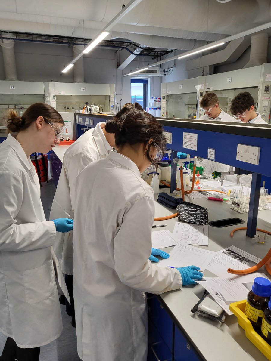 KESBathChem's tweet photo. Year 12 Chemists are up at @BathChem doing the @RoySocChem young analysts competition 2023! First 25 minutes have passed and groups are working away at the array of tasks! Thanks for hosting @UniofBath ! #Kesbathscienceweek https://t.co/iTkP4wuLc1