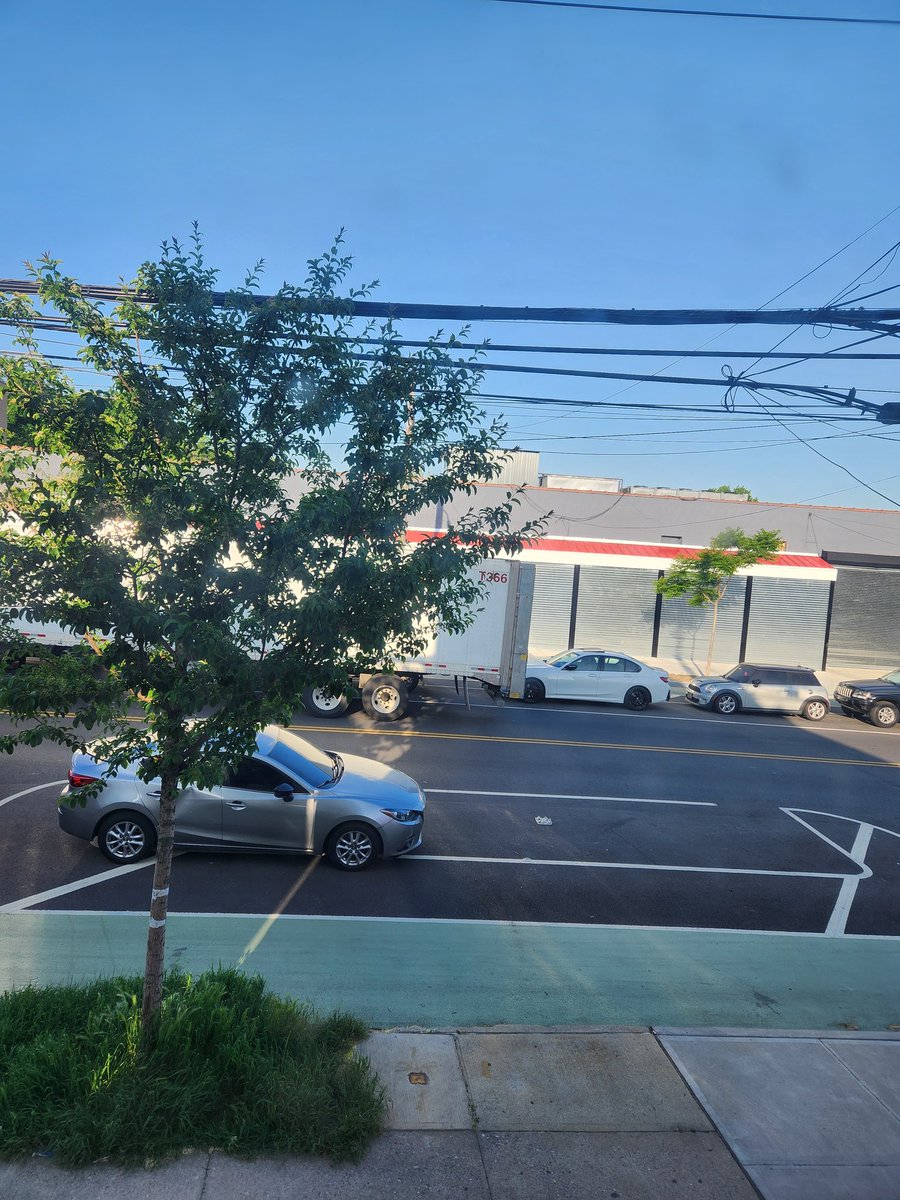 CazChillout's tweet photo. This soon to be opened Supermarket + the ridiculously poorly planned 'diet' traffic plan on Bronxdale Ave in the Bronx is causing a severely dangerous condition as trucks and trailers double park in the ONLY traffic lane. I expect an accident very soon @nycdot @NYCMayor @nyc311 https://t.co/wc3KuH91x3
