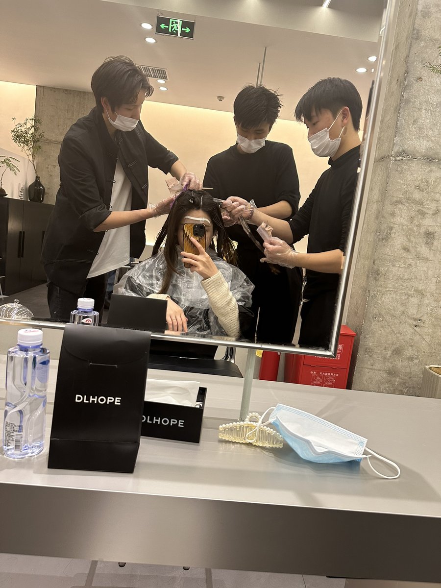 versosa25's tweet photo. Let's dye our hair and grow old together🤣 https://t.co/xwA4JS9GyF