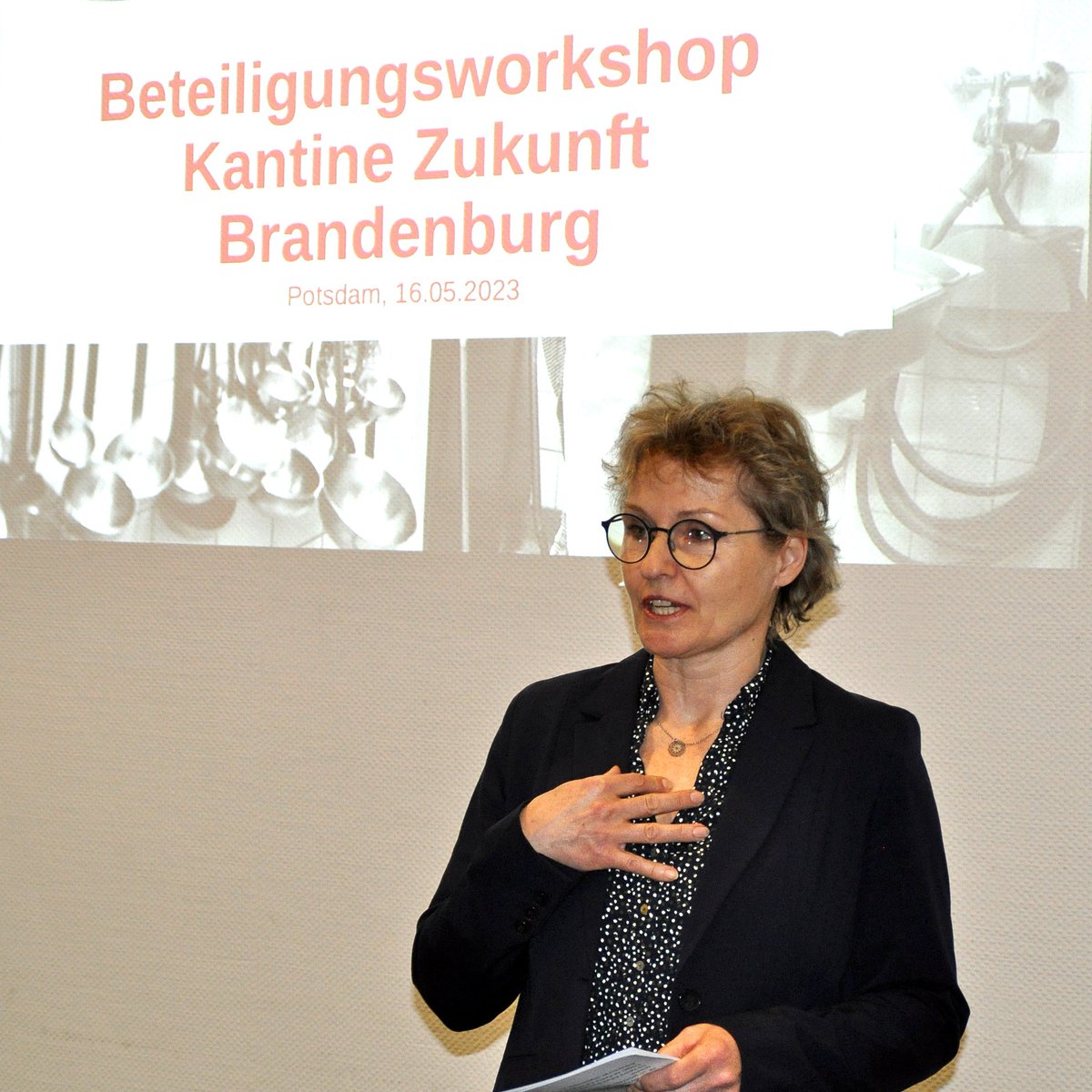 Großes Interesse beim Auftaktworkshop 'Kantine Zukunft Brandenburg' in #Potsdam - Staatssekretärin Töpfer begrüßt die Teilnehmenden: 'Gemeinschaftsverpflegung ist ein wichtiger Hebel für die Transformation der Ernährung, hin zu nachhaltigem Essen für alle' msgiv.brandenburg.de/msgiv/de/press…