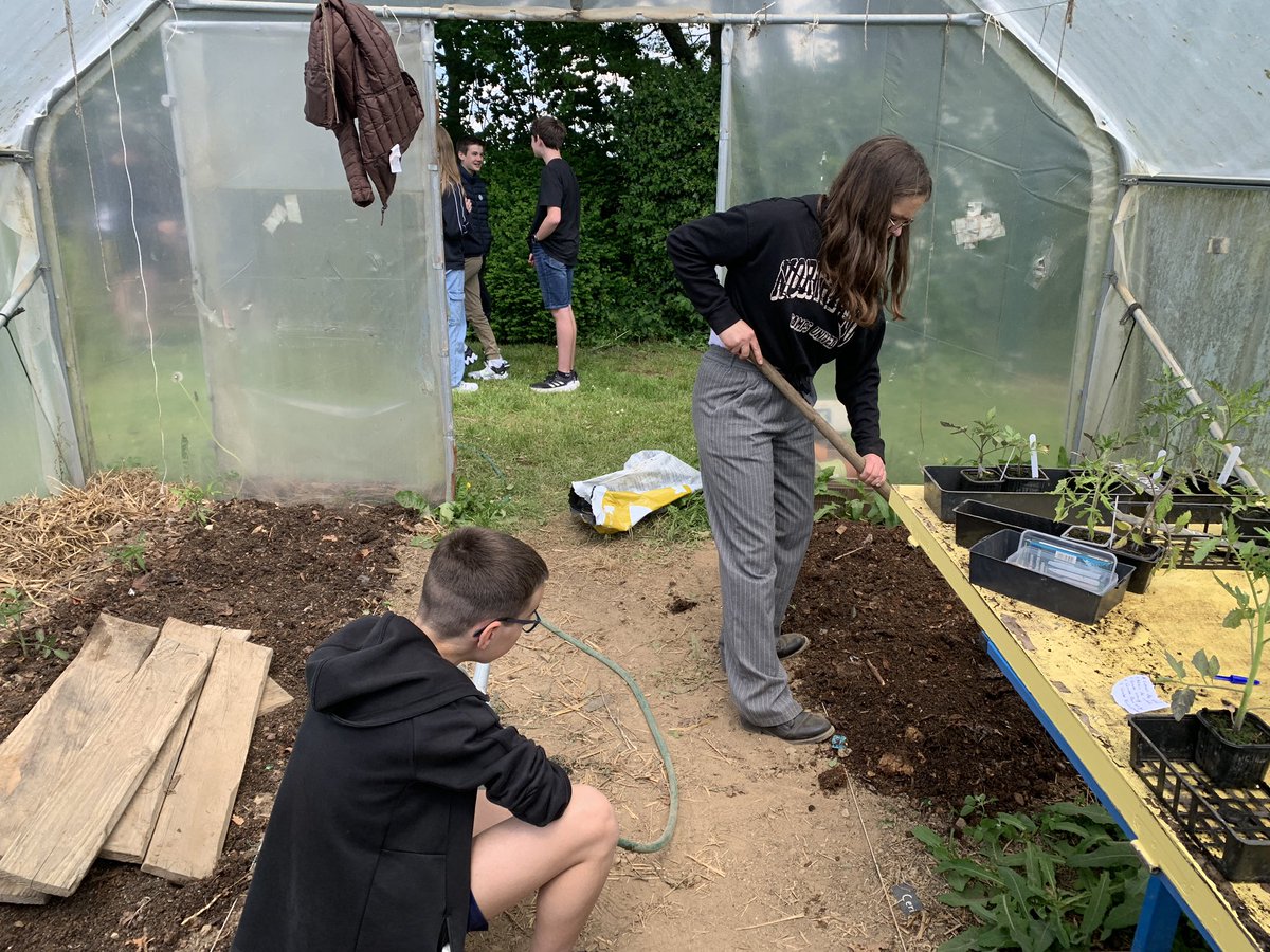 ClgLeandre's tweet photo. Ça s’active au 🌿jardin pédagogique🌱 ! Mission : étaler le compost pour planter les pieds de tomate🍅 + planter les semis de salade 🥬. https://t.co/iagvgNCfX5