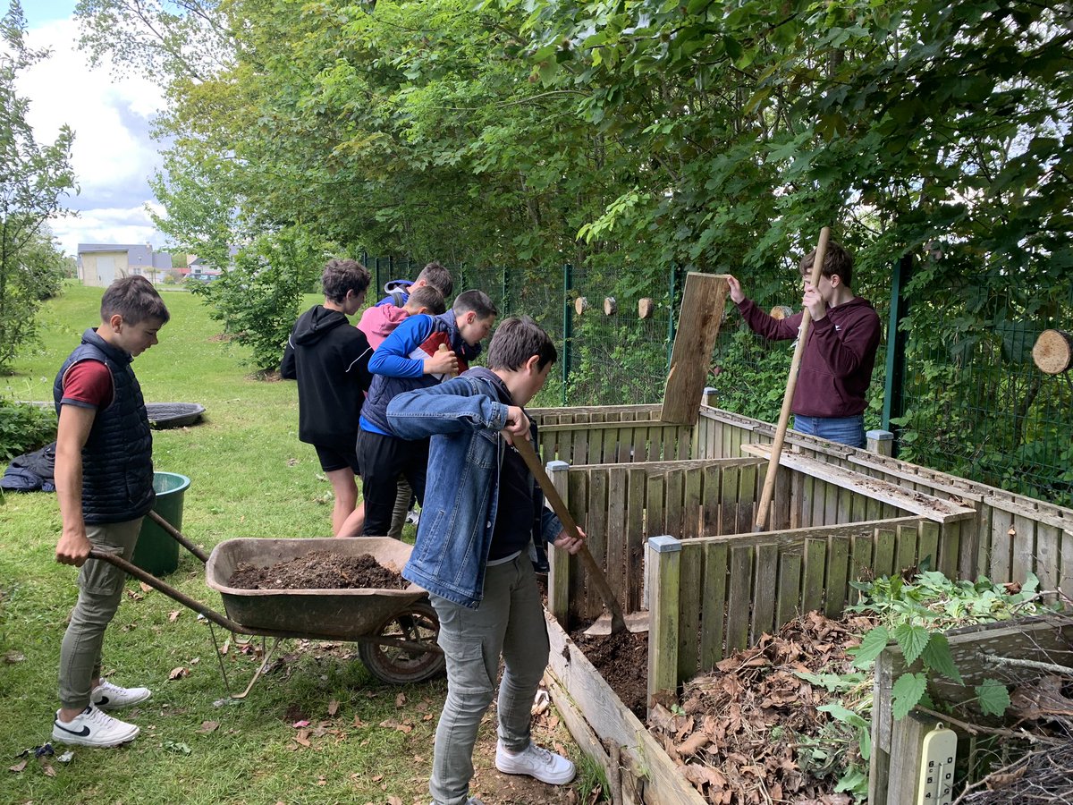 ClgLeandre's tweet photo. Ça s’active au 🌿jardin pédagogique🌱 ! Mission : étaler le compost pour planter les pieds de tomate🍅 + planter les semis de salade 🥬. https://t.co/iagvgNCfX5