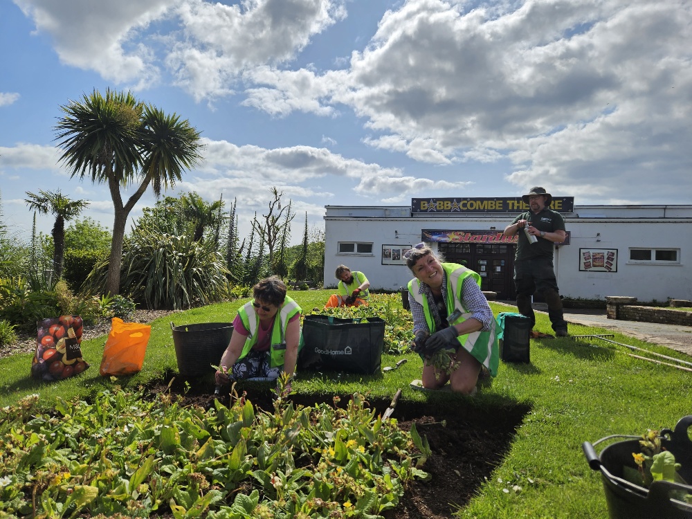 SWISCoLtd's tweet image. Volunteers from @babbacombebaybloomers and our SWISCo Garden Team putting in a great day's work on Babbacombe Downs, taking out the spring plants and prepping for the arrival of summer bedding. #partnershipworking #springplanting #beautifulbabbacombe #herecomessummer