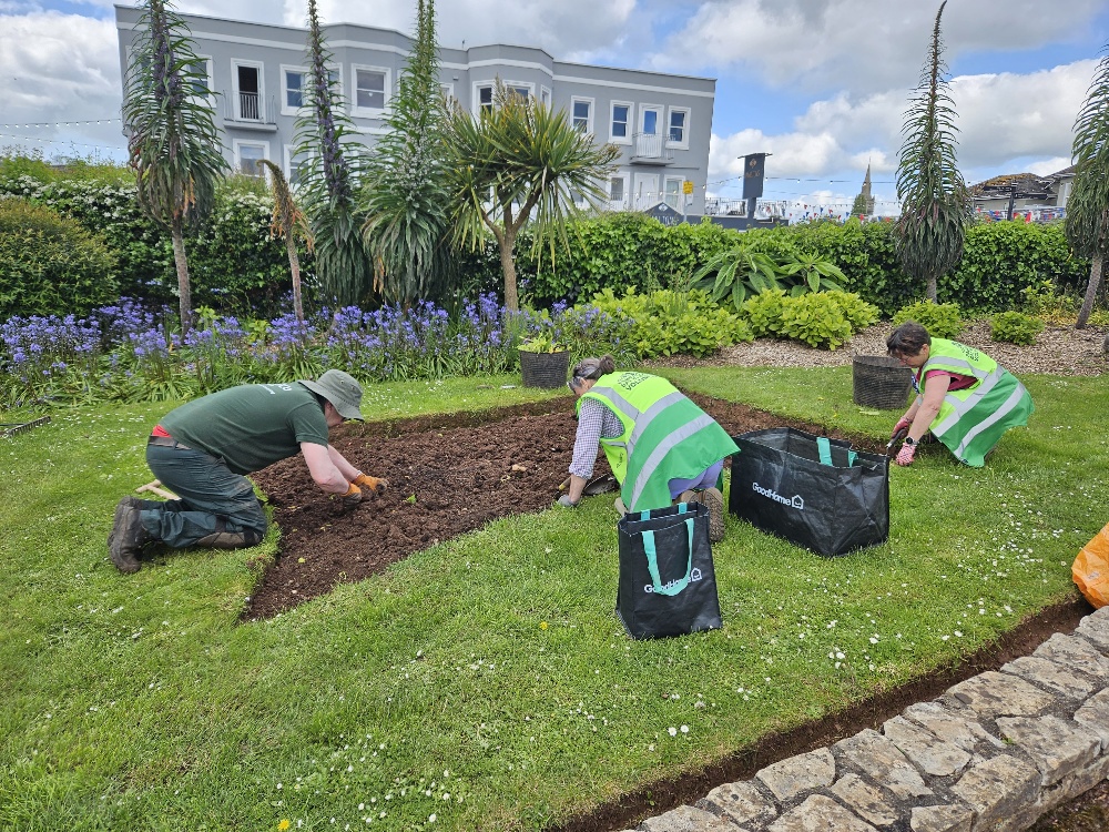 SWISCoLtd's tweet image. Volunteers from @babbacombebaybloomers and our SWISCo Garden Team putting in a great day's work on Babbacombe Downs, taking out the spring plants and prepping for the arrival of summer bedding. #partnershipworking #springplanting #beautifulbabbacombe #herecomessummer