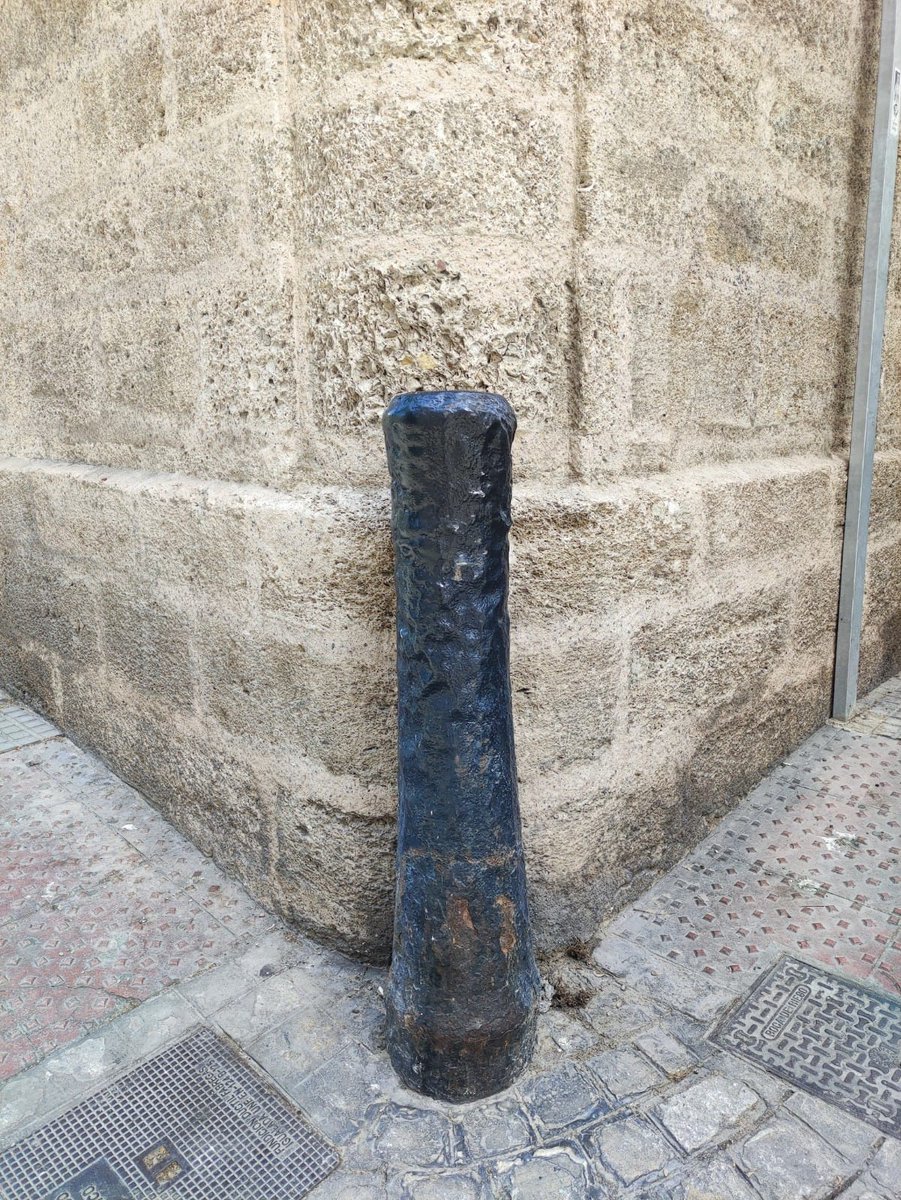 MuseoCadiz's tweet photo. ¿Hay algo más bonito que reciclar♻️ un objeto de guerra que sirve para destruir en un elemento decorativo cuyo uso sea proteger Cádiz en tiempos de paz? Todo esto y más en conferencia del jueves a las 18:30 con Salva Santos de @zona_historia .
#DIM203 #IMD2023 #museossostenibles https://t.co/jdxlUd6Elk