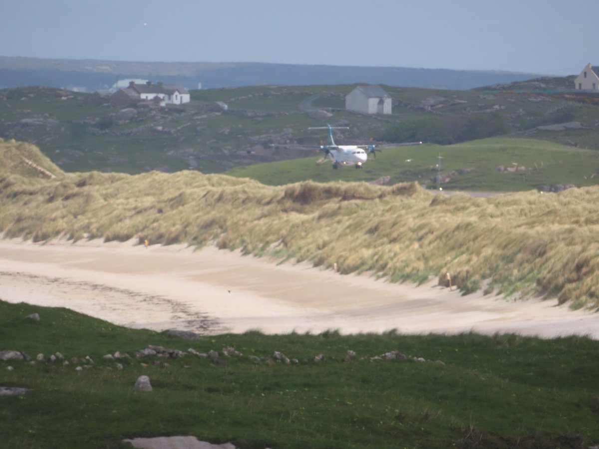 wildswimmer67's tweet photo. A Donegal Airport moment today #viewfromourkitchendoor @DonegalA @welovedonegal #airport #idonegal #visitireland @AerLingus #emeraldairlines #scenicairport #donegallive #donegaldaily #donegalairport #irishpost #rteweather #donegalweatherchannel https://t.co/3ri4RYiiNJ