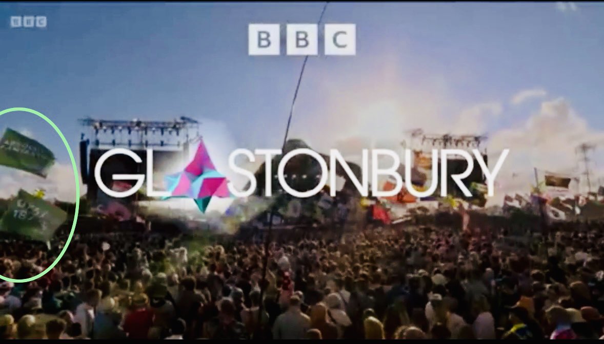 My RadioX flag made the official BBC Glastonbury advert!!! What an achievement 👍🏼👍🏼🙌🏼😇😇🤣🤣 <a href="/JamesRobinson/">James Robinson</a> <a href="/ChrisMoyles/">Chris Moyles</a> <a href="/domisatwit/">Dominic Byrne</a> <a href="/Pipskin/">Pippa Taylor Tarrant</a>