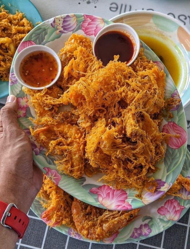 MalaysianFoods's tweet photo. Tok'Bah Celup Tepung RAHMAH RM10 dekat Tasik Biru , Kundang, Sg Buloh !!!

Dekat sini boleh Melantak sotong, udang celup tepung !Sumpah puas makan kenyang 3 hari, berbaloi. Portion dkt sini penuh mmg penuh satu pingan. Cicah pula dengan sos Ganu dan sos Thai, marvellousssss!

Menu :
🔥Udang celup tepung Selambak RM10
🔥Sotong Viral celup tepung
🔥 Udang Harimau
🔥Ayam Gunting TokBah
🔥Pais Tempoyak tokbah 
🔥 Ikan Patin Tempoyak

【Tok'Bah Celup Tepung Viral 】
Lokasi : Foodcourt Tasik Biru, Celup Tepung Viral Tokbah, Kundang, Sg buloh ,Selangor (Bersebelahan Anjung D Tasek Biru)