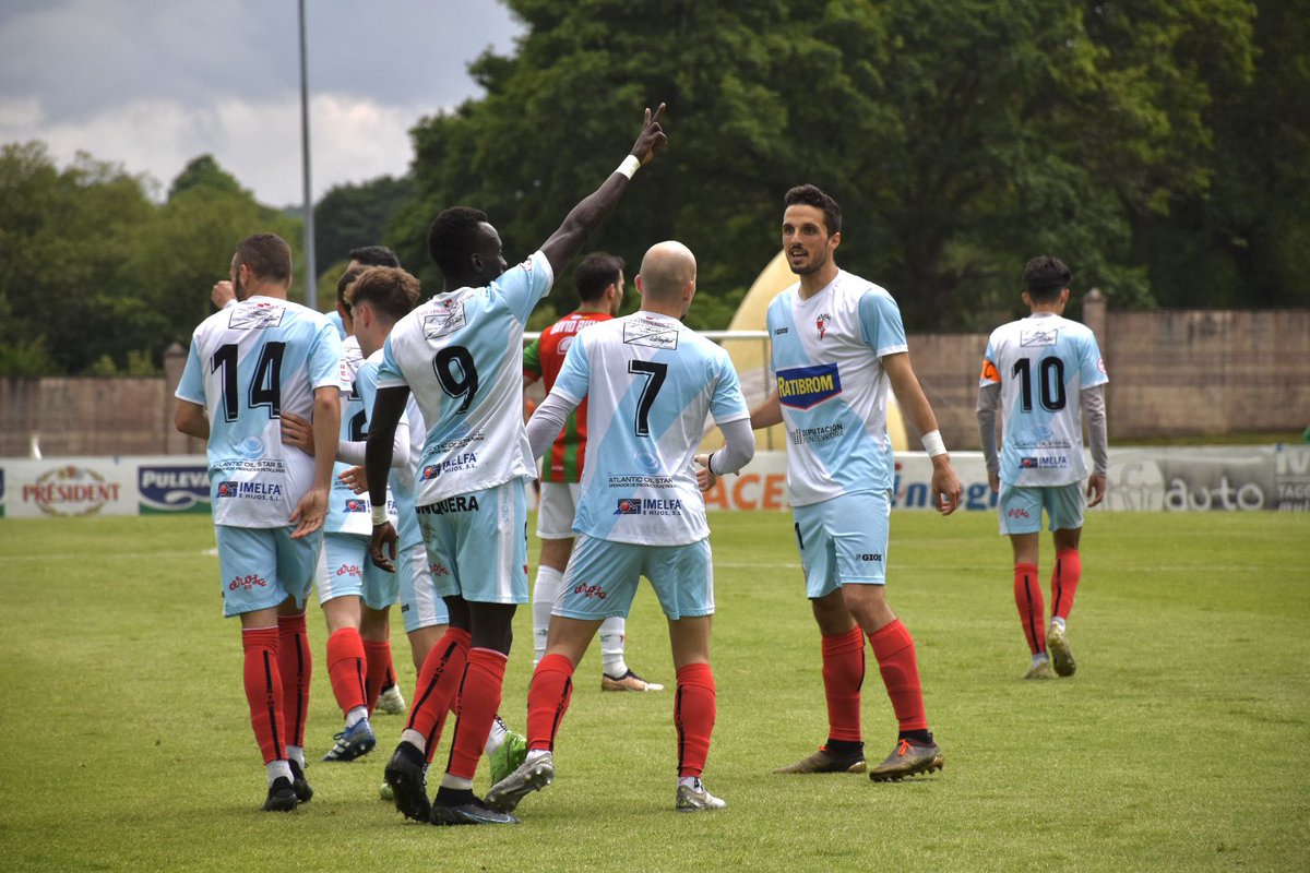 🚨 Queremos ver A Lomba 𝗖𝗛𝗘𝗔
Por iso lembramos aos socios que poden retirar a entrada adicional ata o venres nas oficinas do club de 17:00 a 21:00. 
Ademais, o venres haberá unha carpa na Plaza de Galicia para retirar entradas para acompañantes de socios e público xeral.