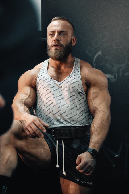 I have a million message request on here 🤯 please send them here and I will reply to every single one<a href="/tag/muscle"class="tags"><span>#muscle</span></a>