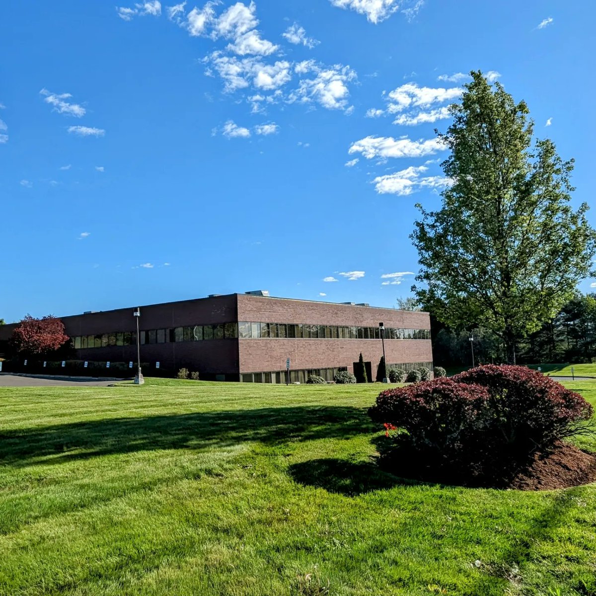 WindsorCTEcoDev's tweet image. In the market for office space? Then check out Windsor's beautiful Day Hill Corporate Area with great highway access and a skip and a jump to Bradley International Aitport.  Today's feature - 100 Corporate Drive - loopnet.com/Listing/100-Co…