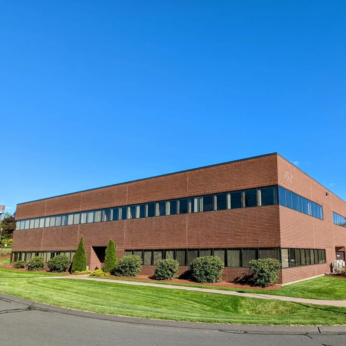 WindsorCTEcoDev's tweet image. In the market for office space? Then check out Windsor's beautiful Day Hill Corporate Area with great highway access and a skip and a jump to Bradley International Aitport.  Today's feature - 100 Corporate Drive - loopnet.com/Listing/100-Co…