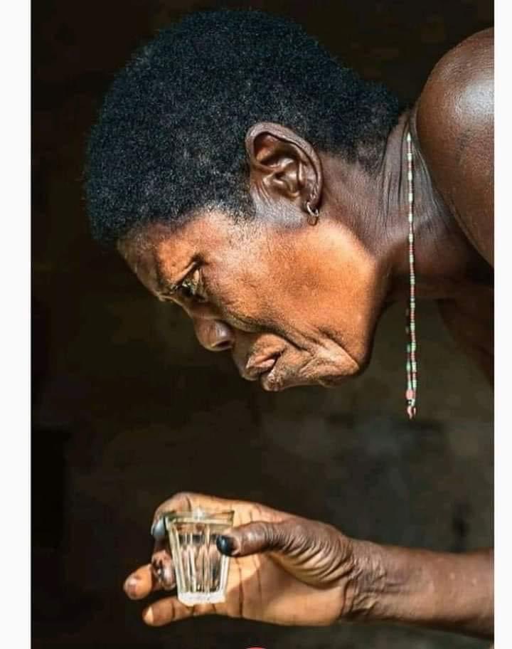 Prom_Ivoire's tweet photo. 𝗗'𝗼𝘂̀ 𝘃𝗶𝗲𝗻𝘁 𝗹𝗲 𝗻𝗼𝗺 𝗞𝗢𝗨𝗧𝗢𝗨𝗞𝗢𝗨 🇨🇮 ?

Pendant les travaux forcés, Le Capitaine français Jean Bezier avait été requis par le Gouverneur d'alors de calmer les velléités de soulèvement dans un village de la région d'Abengourou. Il s'y rendit avec ses hommes pour rencontrer le Chef du village et intimider la population.

Le chef du village, dénommé Mian, pour recevoir son visiteur, sortit sa bouteille d'alcool la plus dosée et l'invita à boire. Le Capitaine Jean Bézier qui était connu pour son goût de l'alcool s'écria : << Ah tu veux donc qu'on boive un COUP tous les deux? >>. Dès lors il y eut une sorte de défi entre le chef Agni et le Capitaine.

À chaque verre que le Capitaine buvait il criait au chef : <<C'EST TON TOUR! ON Y VA! COUP POUR COUP ! COUP POUR COUP!>>.
Finalement on a dû ramasser le Capitaine pour l'envoyer au dispensaire colonial où il se réveilla d'un coma deux semaines plus tard. 

Le Chef Agni qui venait de remporter ce duel contre le colon brandit sa bouteille d'alcool et pour se moquer de son adversaire, il s'écria ''KOU-TOU-KOU'' , ''KOU-TOU-KOU'' (au lieu de COUP POUR COUP). Les villageois reprirent en choeur ''KOU-TOU-KOU''...

Les habitants célébrèrent la bravoure de leur chef dont la réputation et le cri de victoire ''KOUTOUKOU'' gagna toutes les contrées environnantes.

Source : Ici C'est Tiapoum
📸 les_thikys_arranges
Côte d'Ivoire Tourisme