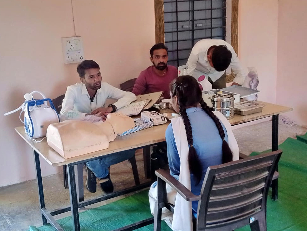 HwcModel's tweet photo. Ahmedpur Khaigaon HWC in Khandwa district became the first HWC to have Ayushman Ambassadors. The Community Health Officer oriented them on their roles and responsibilities. Their ongoing work on providing IFA tablets to adolescents and Hb reporting is a helping hand to the CHO. https://t.co/zYwByW4ZqE