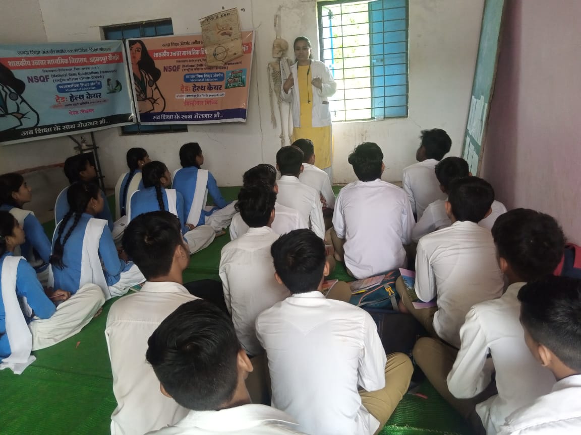 HwcModel's tweet photo. Ahmedpur Khaigaon HWC in Khandwa district became the first HWC to have Ayushman Ambassadors. The Community Health Officer oriented them on their roles and responsibilities. Their ongoing work on providing IFA tablets to adolescents and Hb reporting is a helping hand to the CHO. https://t.co/zYwByW4ZqE