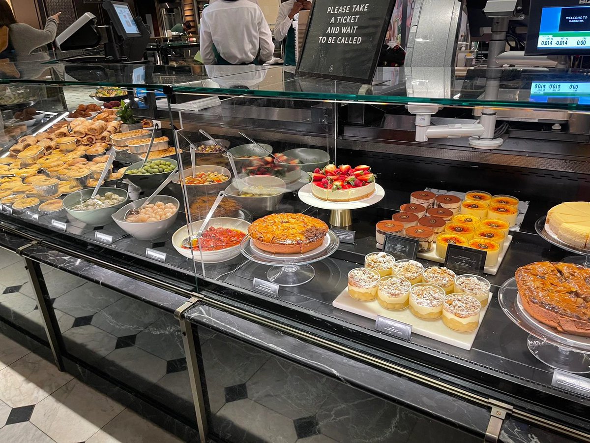 #LondonFood #LondonHarrods #LondonCafe
Conventional American coffee, ordered a tiramisu, good, not sweet milk flavor is very heavy, eat to the mouth glutinous and silky smooth, the price is a little more expensive than outside Oh  🍰☕️