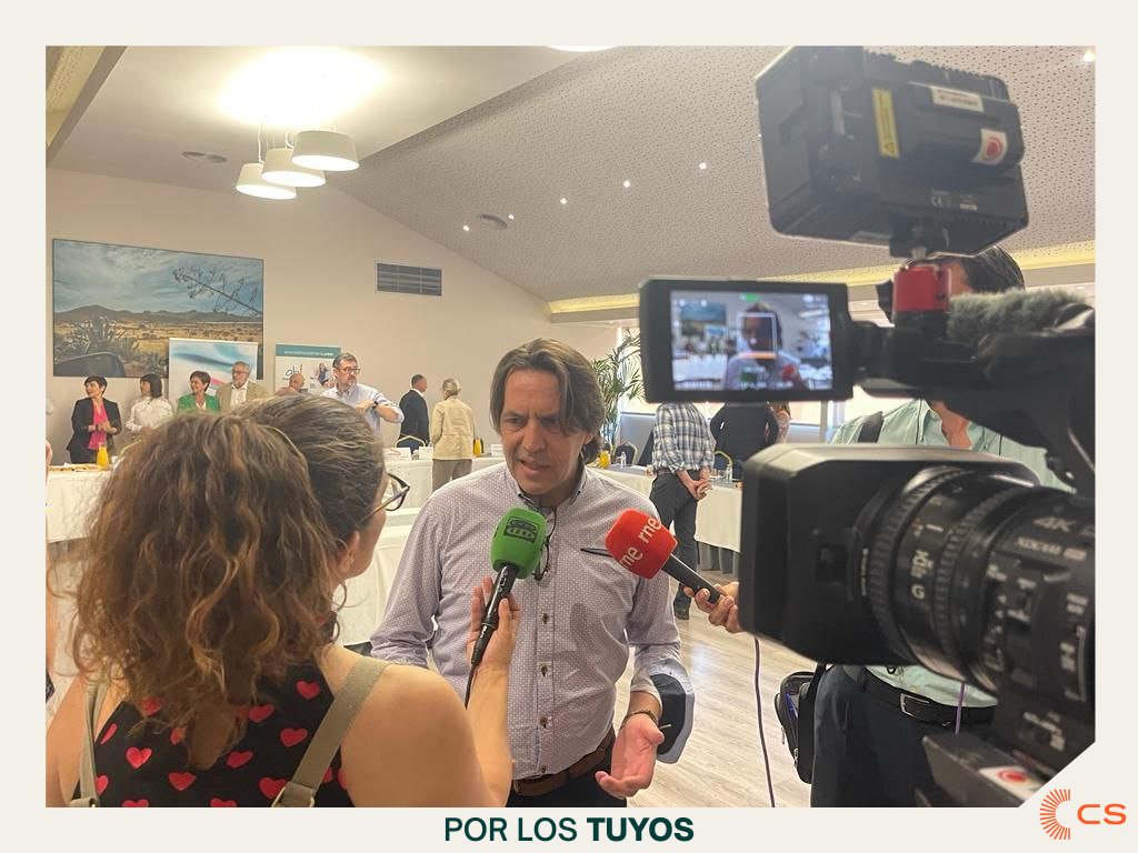 elburgosV's tweet photo. 🟠 Desde @ciudadanos hemos denunciado el atraso ferroviario que sufre Almería y señalamos como culpables directos tanto a PP como a PSOE que lo han permitido desde el gobierno Central cuando han estado al frente. https://t.co/Mf2t9YzAZC