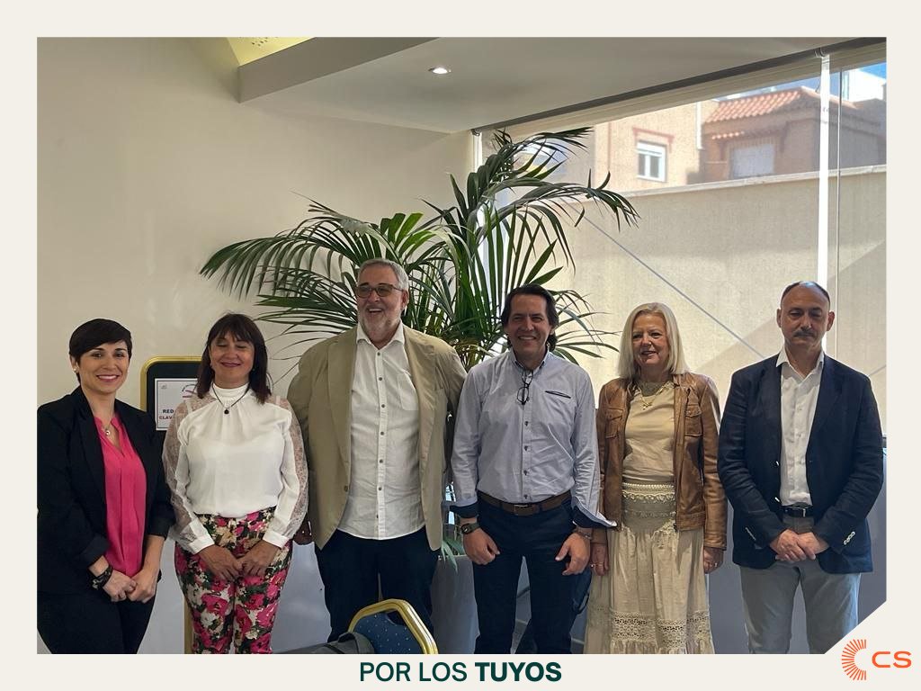 elburgosV's tweet photo. 🟠 Desde @ciudadanos hemos denunciado el atraso ferroviario que sufre Almería y señalamos como culpables directos tanto a PP como a PSOE que lo han permitido desde el gobierno Central cuando han estado al frente. https://t.co/Mf2t9YzAZC