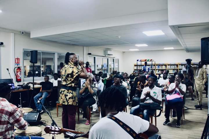 SergeBonny4's tweet photo. Comme j'aime ce métier !! J'ai couvert il y'a quelques jours à @IFCameroun la séance d'écoute exclusive de l'album ''Akól Doûlù Mpèpè'' de Kamille Abongo.
C'était magique, lisez mon condensé ici 👇🏾👇🏾
https://t.co/L22SrUMbry https://t.co/5eNMFsNSBF