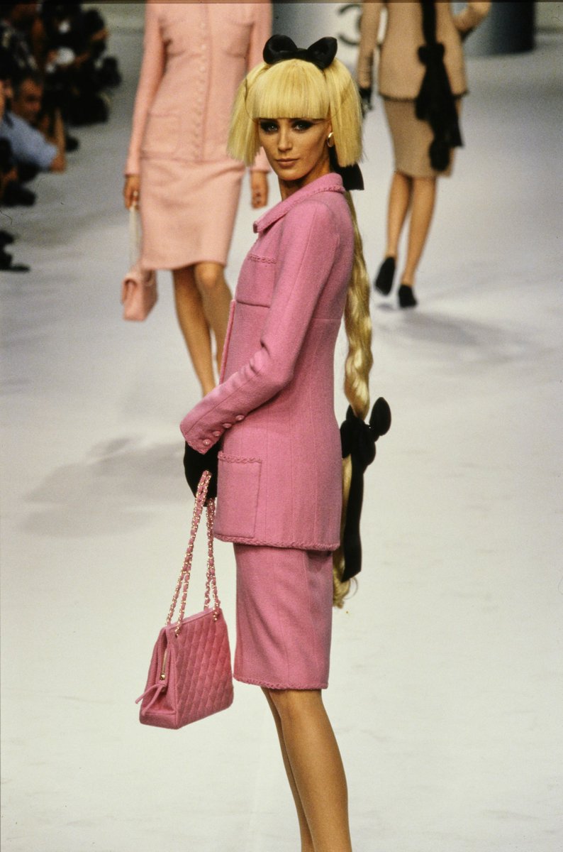 francarabias's tweet image. En el otoño de 1995 las modelos de @chanel lucían melenas extra largas al más puro estilo de la muñeca Barbie!

#Chanel Otoño 1995 Alta Costura

Nueva entrada en mi #blogdemoda #EnlaZonaF

CHANEL, AÑOS 90 / (08) OTOÑO 1995 ALTA COSTURA enlazonaf.blogspot.com/2023/05/chanel…

#KarlLagerfeld