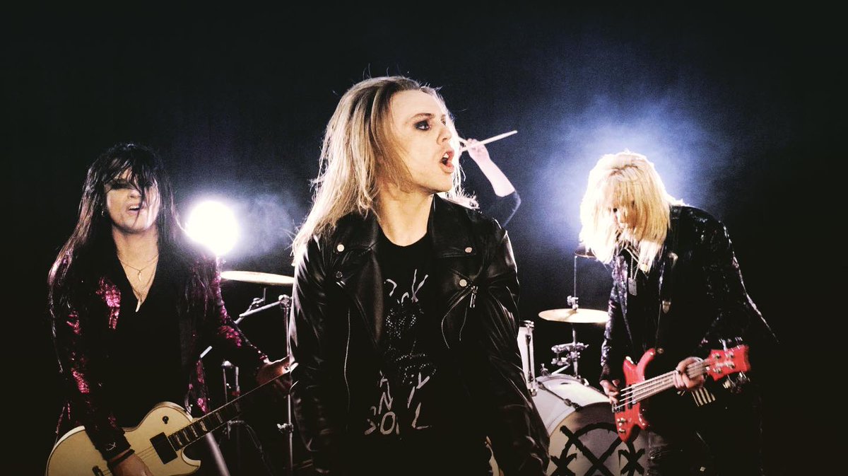 Stefanie_Nysand's tweet photo. Crashdïet: Single release with former frontman Simon Cruz and joys of fatherhood - https://t.co/ccgWbPhh9z #Crashdïet #Crashdiet #SickMind #SimonCruz #PeterLondon #MartinSweet #EricYoung #GabrielKeyes @GoldenRobotRcds https://t.co/IG1zuRiXC5
