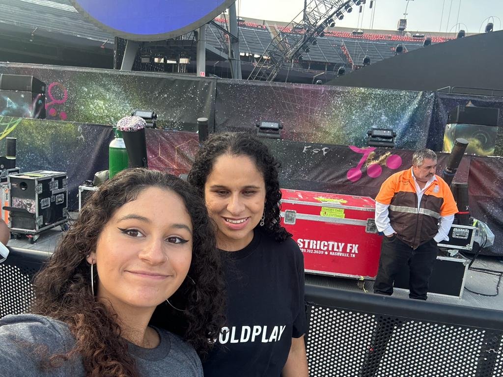 isisleeoficial's tweet image. Eu sempre quis ser mãe!

Mas admito que quando engravidei da Nicole aos 17 anos, eu nunca imaginei as dificuldades que eu enfrentaria sendo mãe e deficiente visual.

Sou grata pelo nascimento da Nicole, porque foi ali que eu renasci!

#diadasmães #deficientevisual #mãe #mãecega