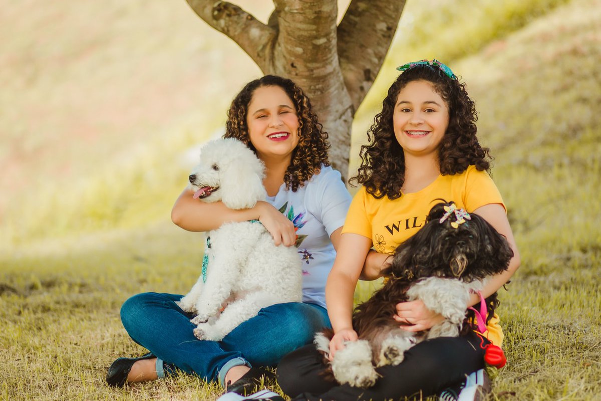 isisleeoficial's tweet image. Eu sempre quis ser mãe!

Mas admito que quando engravidei da Nicole aos 17 anos, eu nunca imaginei as dificuldades que eu enfrentaria sendo mãe e deficiente visual.

Sou grata pelo nascimento da Nicole, porque foi ali que eu renasci!

#diadasmães #deficientevisual #mãe #mãecega