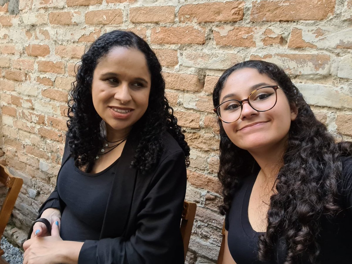 isisleeoficial's tweet image. Eu sempre quis ser mãe!

Mas admito que quando engravidei da Nicole aos 17 anos, eu nunca imaginei as dificuldades que eu enfrentaria sendo mãe e deficiente visual.

Sou grata pelo nascimento da Nicole, porque foi ali que eu renasci!

#diadasmães #deficientevisual #mãe #mãecega