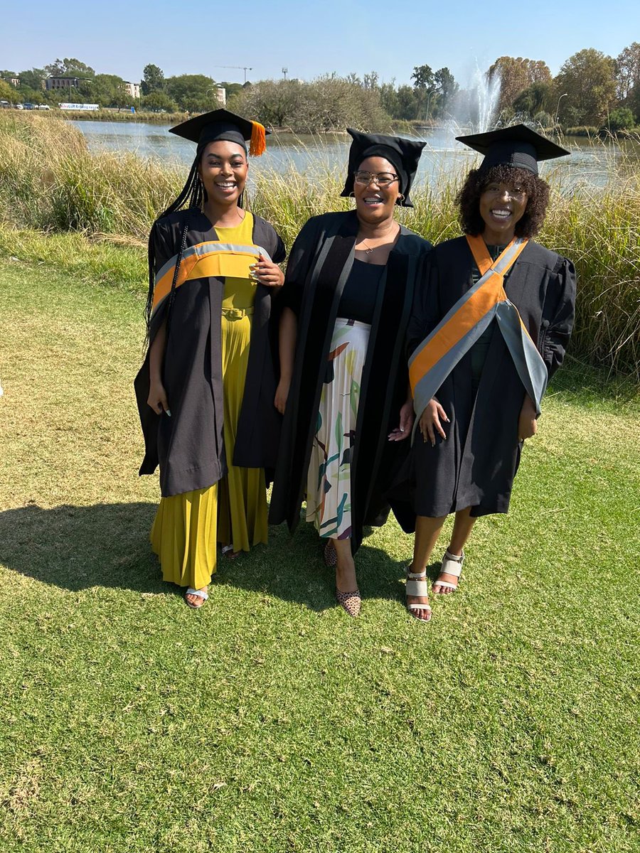 daads_at_up's tweet image. GRADUATIONS | Anthropology 👩🏽‍🎓🎓🎉

It’s graduation season and our students truly stole the spotlight! 🙌 Congratulations to our Anthropology graduates on your achievements. We have no doubt you’ll do great things! 🏅🎊

#flyatup #UPGraduation2023 #autumngraduation