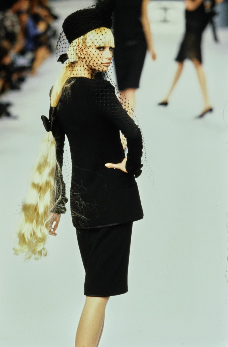 francarabias's tweet image. En el otoño de 1995 las modelos de @chanel lucían melenas extra largas al más puro estilo de la muñeca Barbie!

#Chanel Otoño 1995 Alta Costura

Nueva entrada en mi #blogdemoda #EnlaZonaF

CHANEL, AÑOS 90 / (08) OTOÑO 1995 ALTA COSTURA enlazonaf.blogspot.com/2023/05/chanel…

#KarlLagerfeld