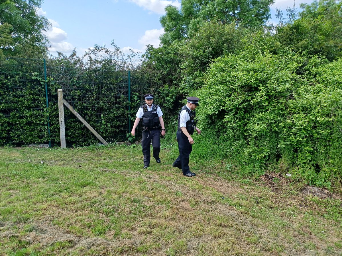 Chadwell Heath SNT conducted a weapons sweep around Kingston Hill Avenue today.  No weapons were found. #MPSBarkDag #OpSceptre #ChadwellHeath #SaferStreets #MarksGate