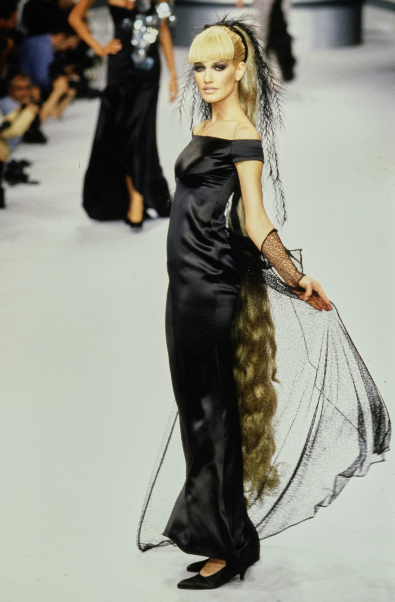 francarabias's tweet image. En el otoño de 1995 las modelos de @chanel lucían melenas extra largas al más puro estilo de la muñeca Barbie!

#Chanel Otoño 1995 Alta Costura

Nueva entrada en mi #blogdemoda #EnlaZonaF

CHANEL, AÑOS 90 / (08) OTOÑO 1995 ALTA COSTURA enlazonaf.blogspot.com/2023/05/chanel…

#KarlLagerfeld