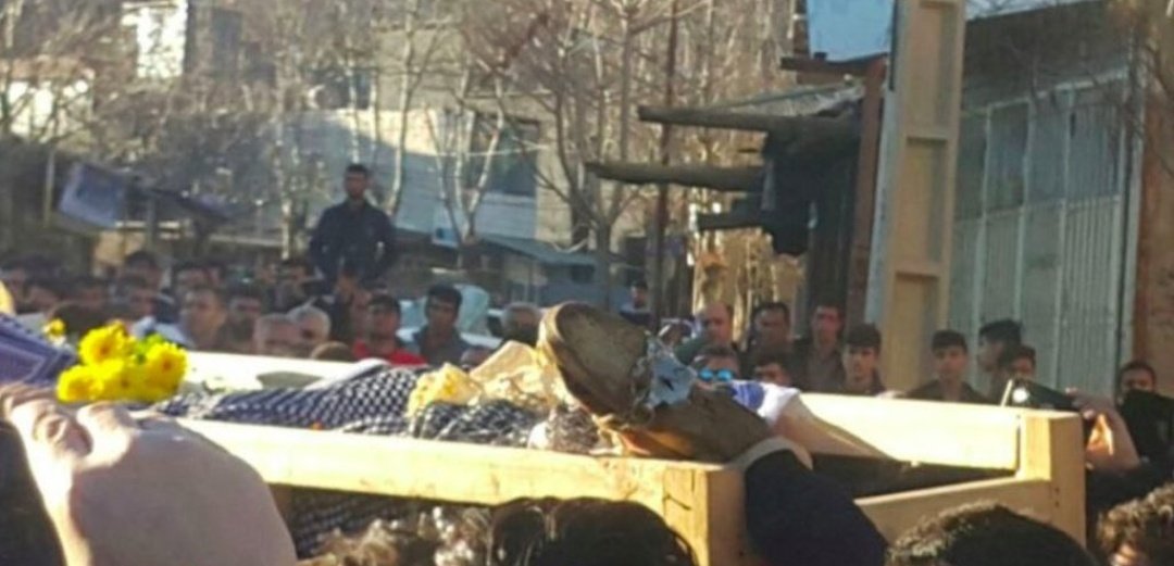 به یاد کولبر ۱۴ ساله‌ای که بر روی تابوتش نان گذاشتند...

#فرهاد_خسروی