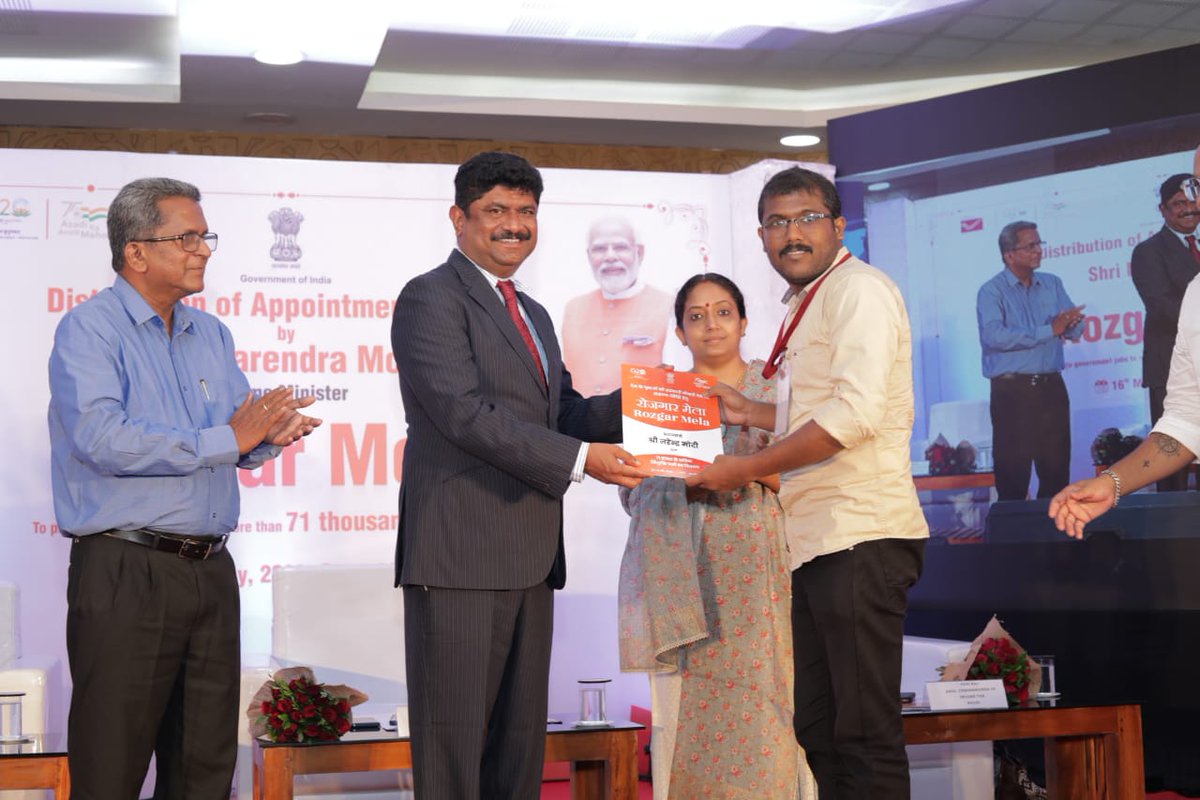 pmgkochi's tweet photo. #RozgarMela
Sri. Sayeed Rashid, Postmaster General, Kochi distributed appointment letters to newly selected candidates in 5th Rozgar Mela 2023 held at Kochi on 16.05.2023.
@IndiaPostOffice @AshwiniVaishnaw @devusinh 
@PMOIndia 
@mygovindia https://t.co/640SsG0O3l