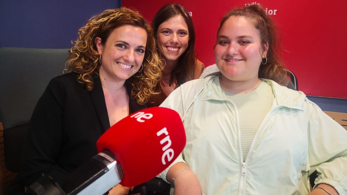 Lletra_Lligada's tweet photo. Hola, famílies!

Estem xerrant ja amb les nostres primeres convidades.

👉Avui toca secció amb el consell científic de @SJDbarcelona_es que està format per #adolescents

Ens encanta escoltar-los i descobrir a qui han convidat per acompanyar-los 

📻Ara a @radio4_rne #AltaveuKids https://t.co/Bqr4btUKY2