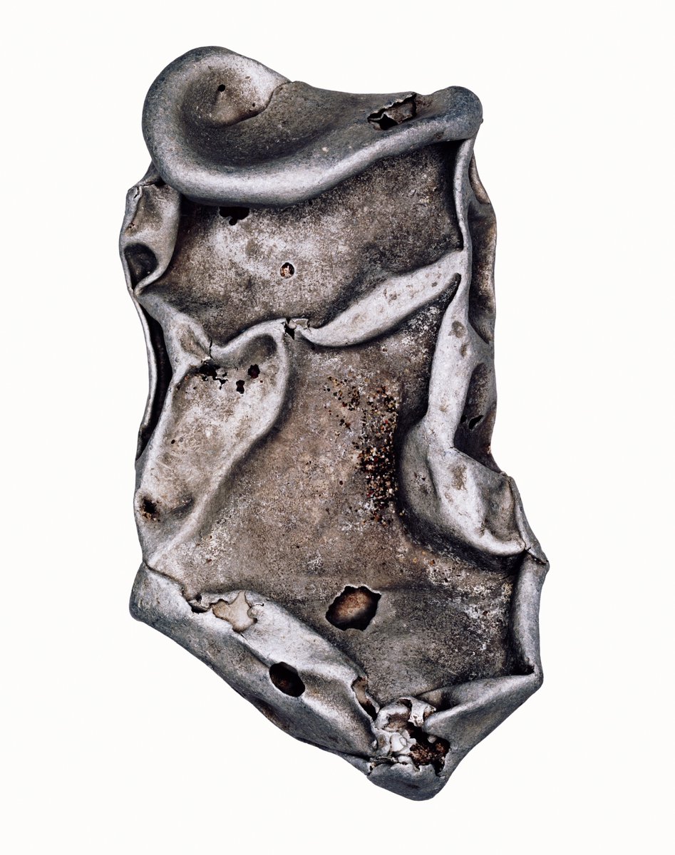 Zivilisationsmüll in Szene gesetzt. #Ausstellung #MeeresFrüchte der <a href="/Fotothek/">Deutsche Fotothek</a>. Dazu Gespräch FOTOTHEK.spotlight #4 mit Fotograf Christian von Alvensleben &amp; Fotohistoriker Ulrich Rüter am 24.5.23, um 19 Uhr in der Bib-Lounge <a href="/SLUBdresden/">SLUB Dresden</a> + Livestream▶️youtube.com/watch?v=q-Szr7… // ar