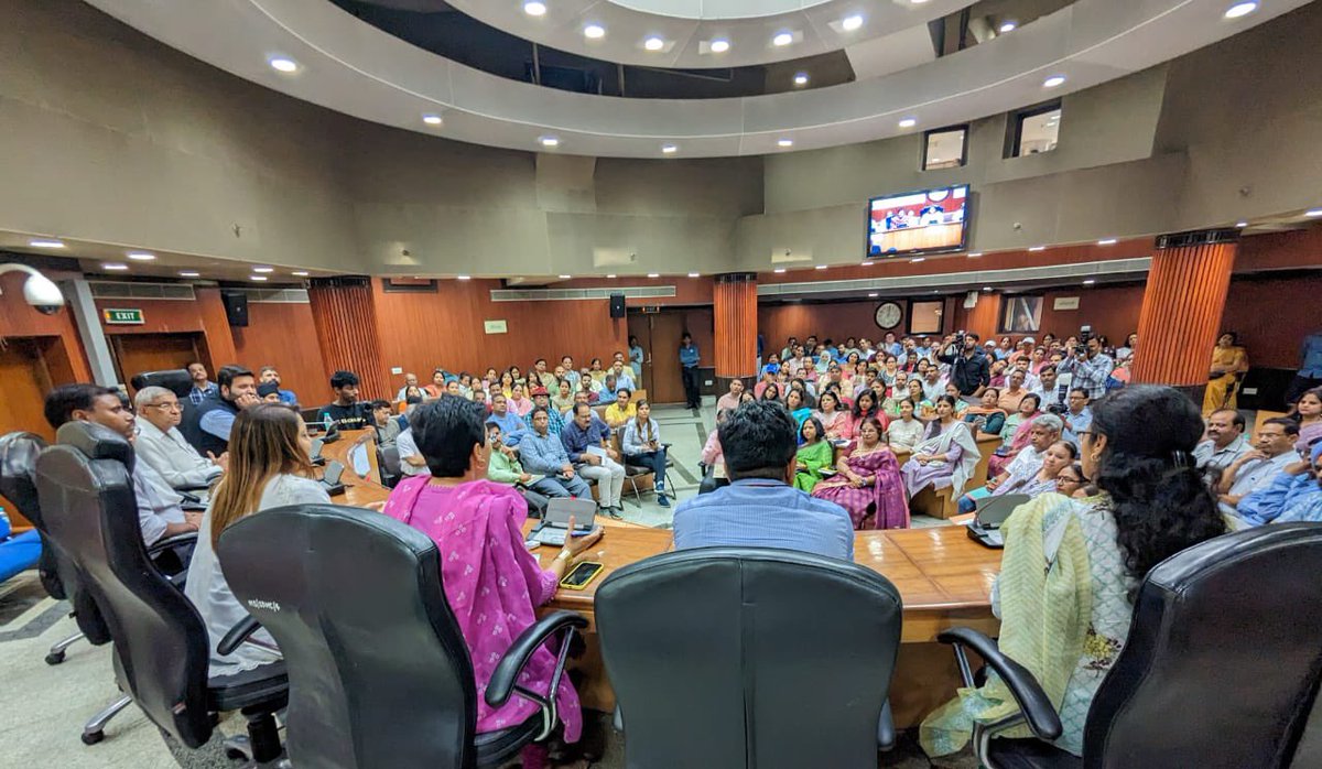AtishiAAP's tweet photo. MCD में शिक्षा क्रांति लाने के लिए मेंटर टीचर्स बहुत उत्सुक है। दिल्ली सरकार के स्कूलों की तरह, ये मेंटर टीचर्स @ArvindKejriwal जी के विज़न के तहत MCD स्कूलों में परिवर्तन के ध्वजवाहक बनेंगे।

मेयर @OberoiShelly जी के साथ, इन मेंटर टीचर्स से स्कूलों के भविष्य पर संवाद किया। https://t.co/ec4Q6aJuzQ