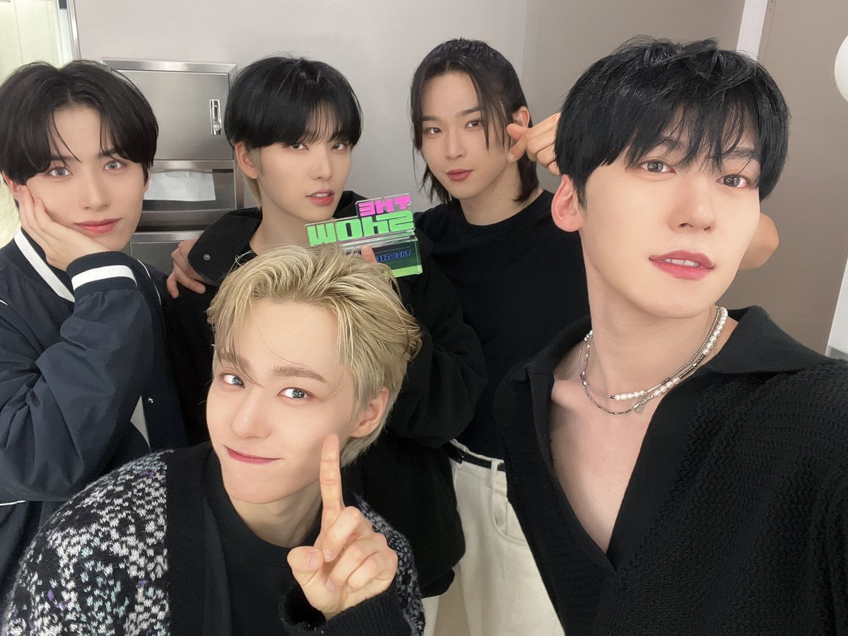 official_ONEUS's tweet photo. [#원어스] 

원어스 1위했 다다다🎶🎶

원어스가 원어스일 수 있도록 언제나 
옆자리를 지켜주는 소중한 달님들🌙
오늘도 너무 감사하고 사랑합니다❤️

#ONEUS #투문 #PYGMALION
#ERASE_ME #EraseMe1stWin
#ONEUS_ERASE_ME_1등했다다다 https://t.co/VGy5RNJar3