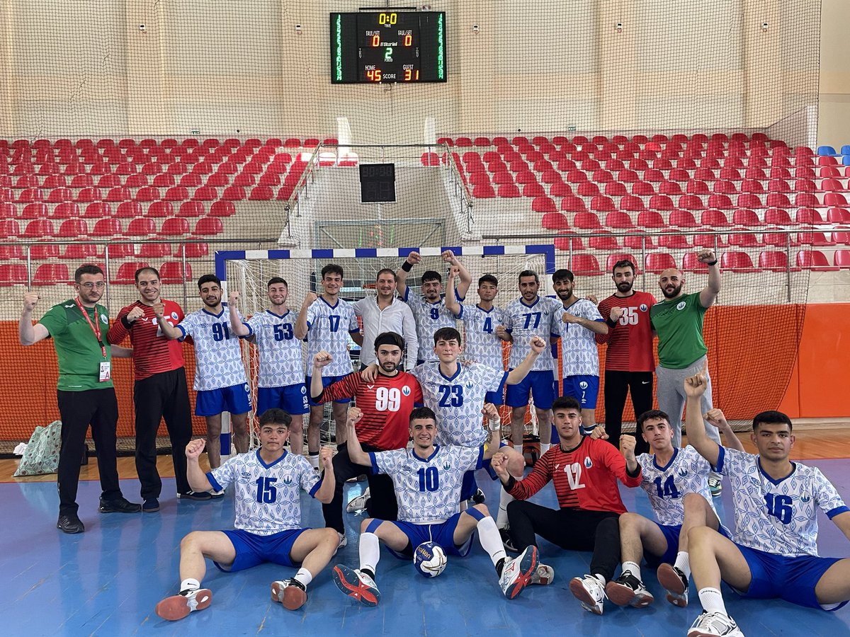 HalukBeyoglu's tweet photo. Aziziye Belediyesi termal S.K - 46
Yunus Emre belediyesi S.K - 31

Play-off ilk ön eleme maçını alan Aziziyenin aslanlarını tebrik ediyoruz 

Bravo takım elinize emeğinize sağlık 👏 https://t.co/4Dsm3InNYe