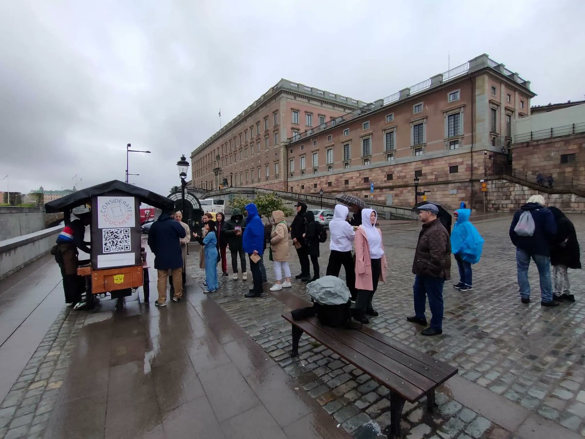 Did you see our fika ☕ 🥐 in front of the Swedish parliament today?! #makesmokinghistory